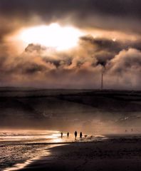 Die Sonne kämpft sich durch dunkle Wolken