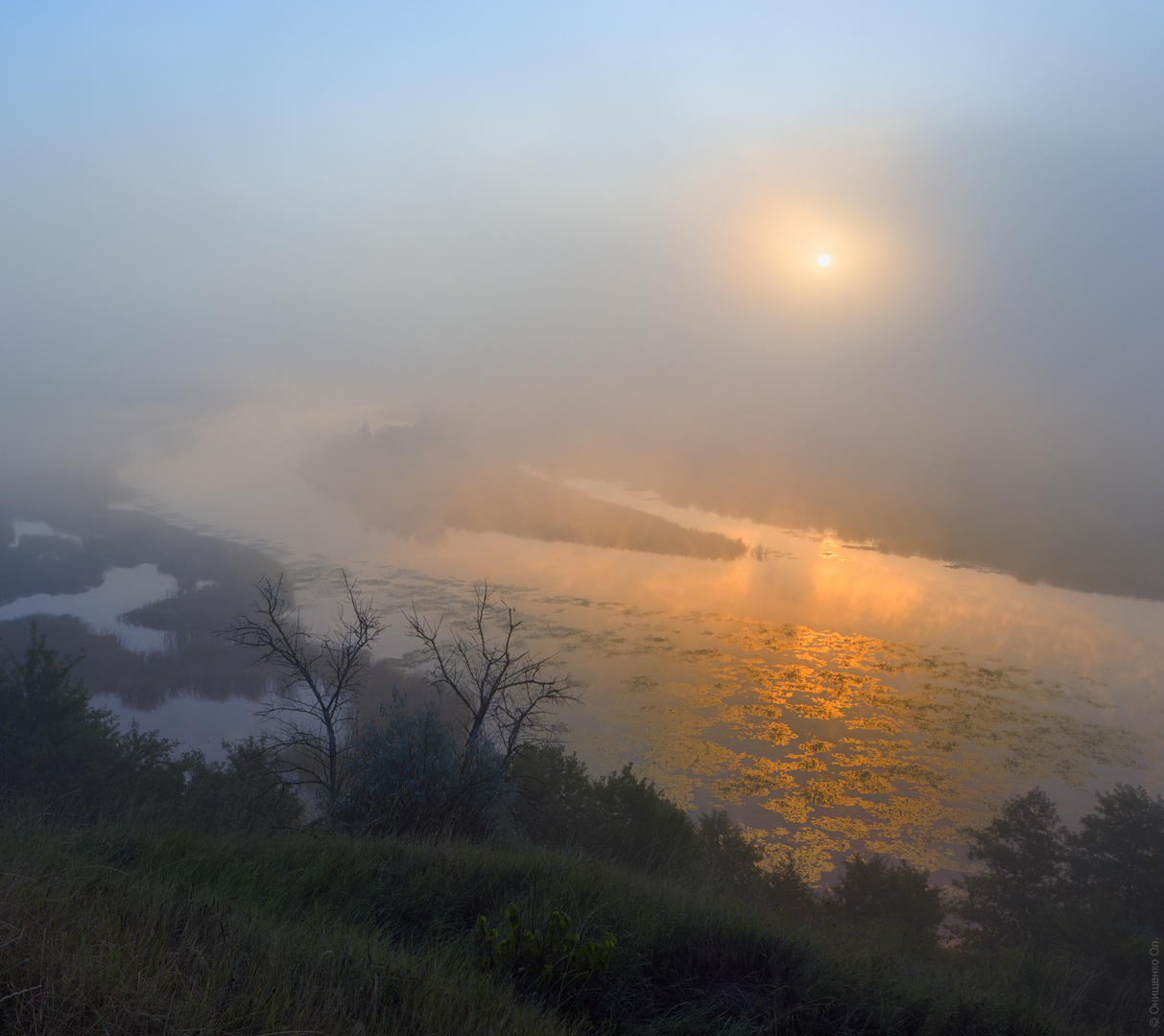 Die Sonne kämpfte mit dem Nebel.