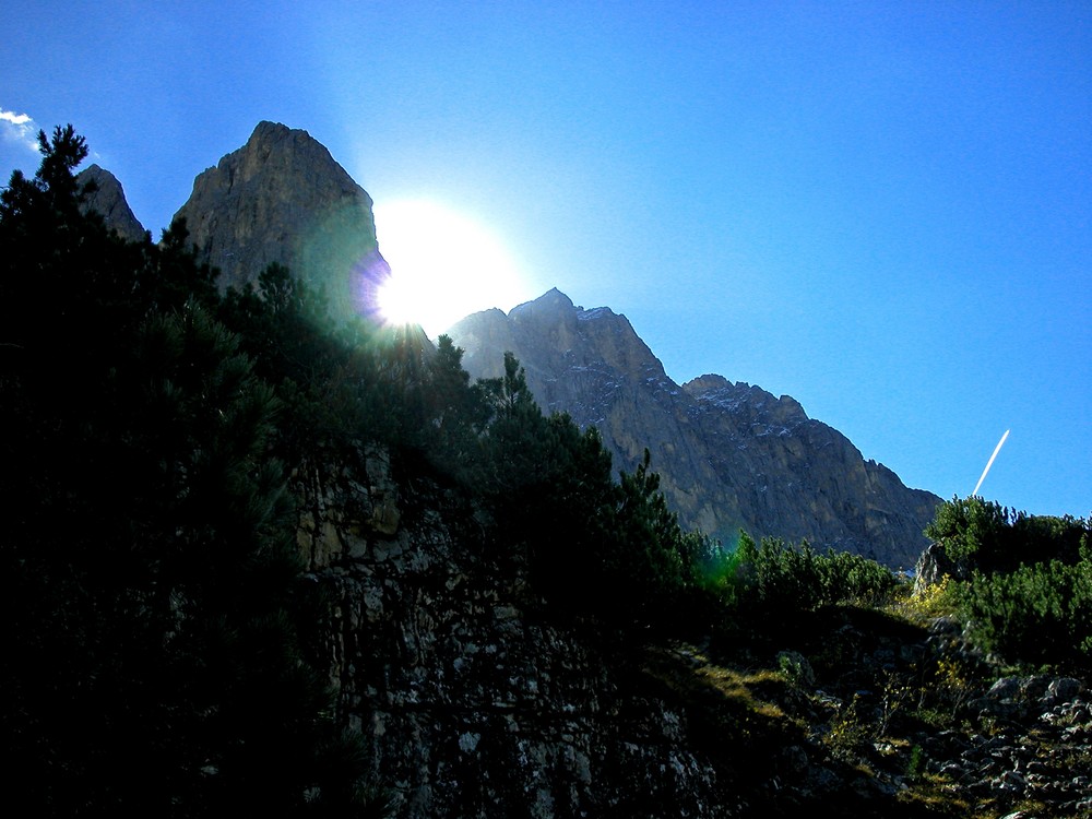 Die Sonne knabbert sich ihren Weg durch die Geislerspitzen  ...