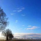 Die Sonne kommt durch den Nebel