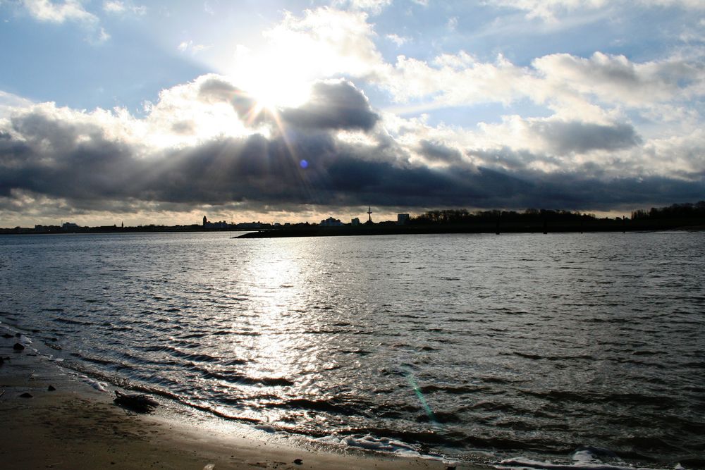 Die Sonne kommt durch die Wolken...