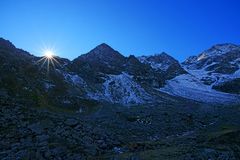 die Sonne kommt über den Kamm,  am Weg zum Brechsee