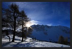 die Sonne kommt über den Zirogrücken