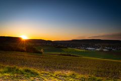 Die Sonne kriecht über den Berg...