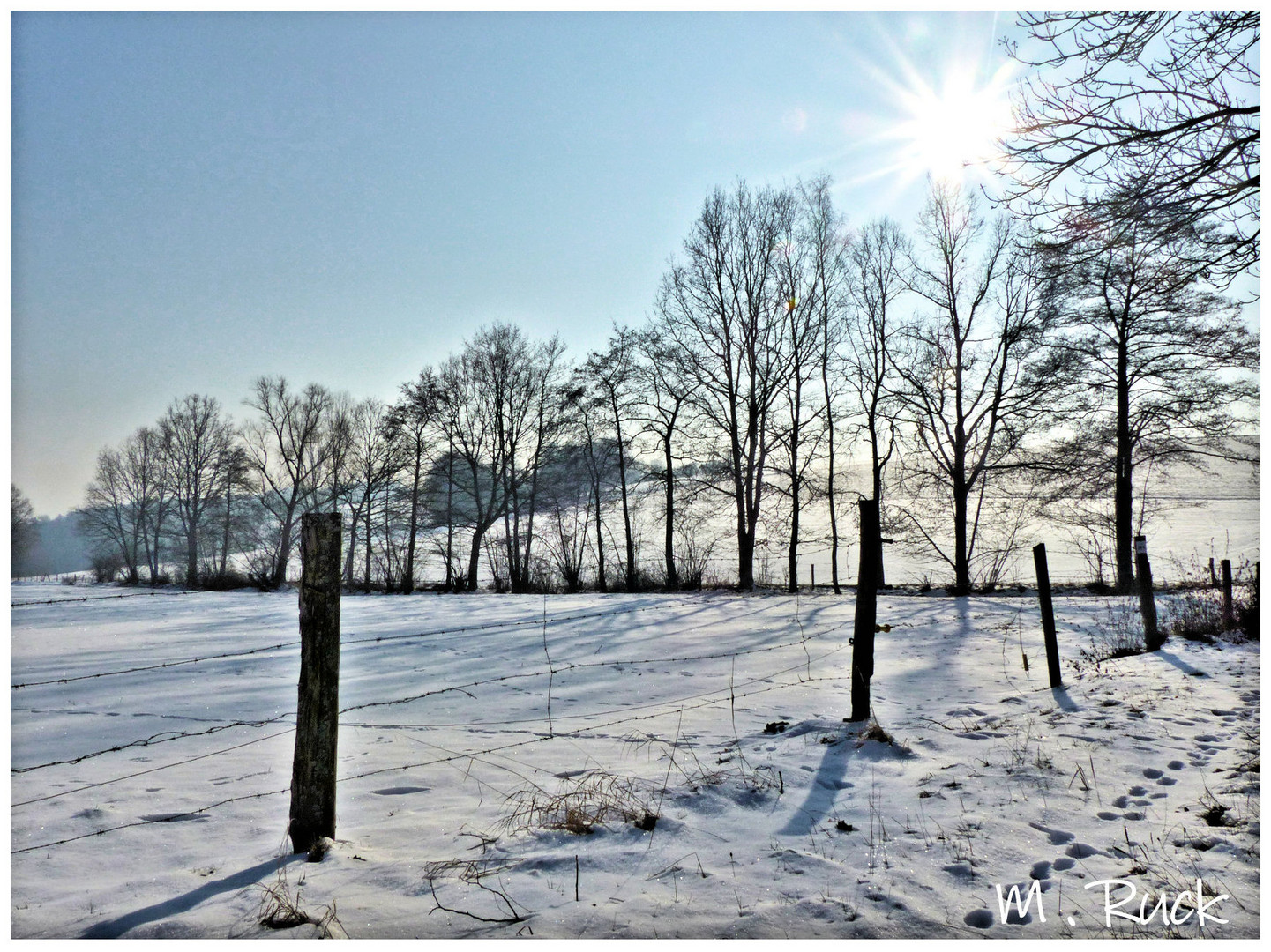 Die Sonne lässt sich auch mal wieder blicken in dieser winterlichen Landschaft 