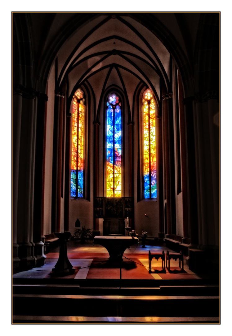 Die Sonne lässt sie erstrahlen - die Fenster von St. Marien in Heiligenstadt