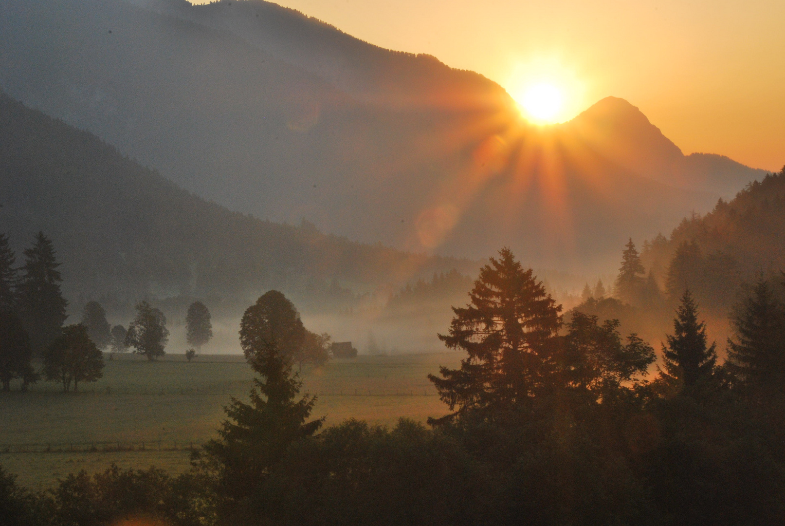 Die Sonne legt sich auf den BERG