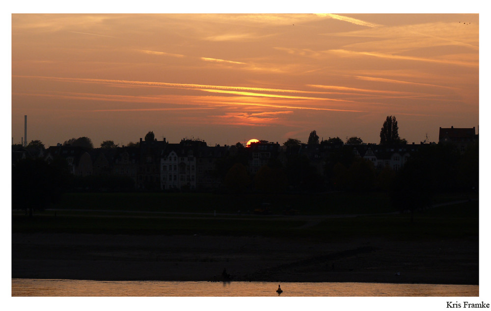 Die Sonne legt sich in Düsseldorf schlafen