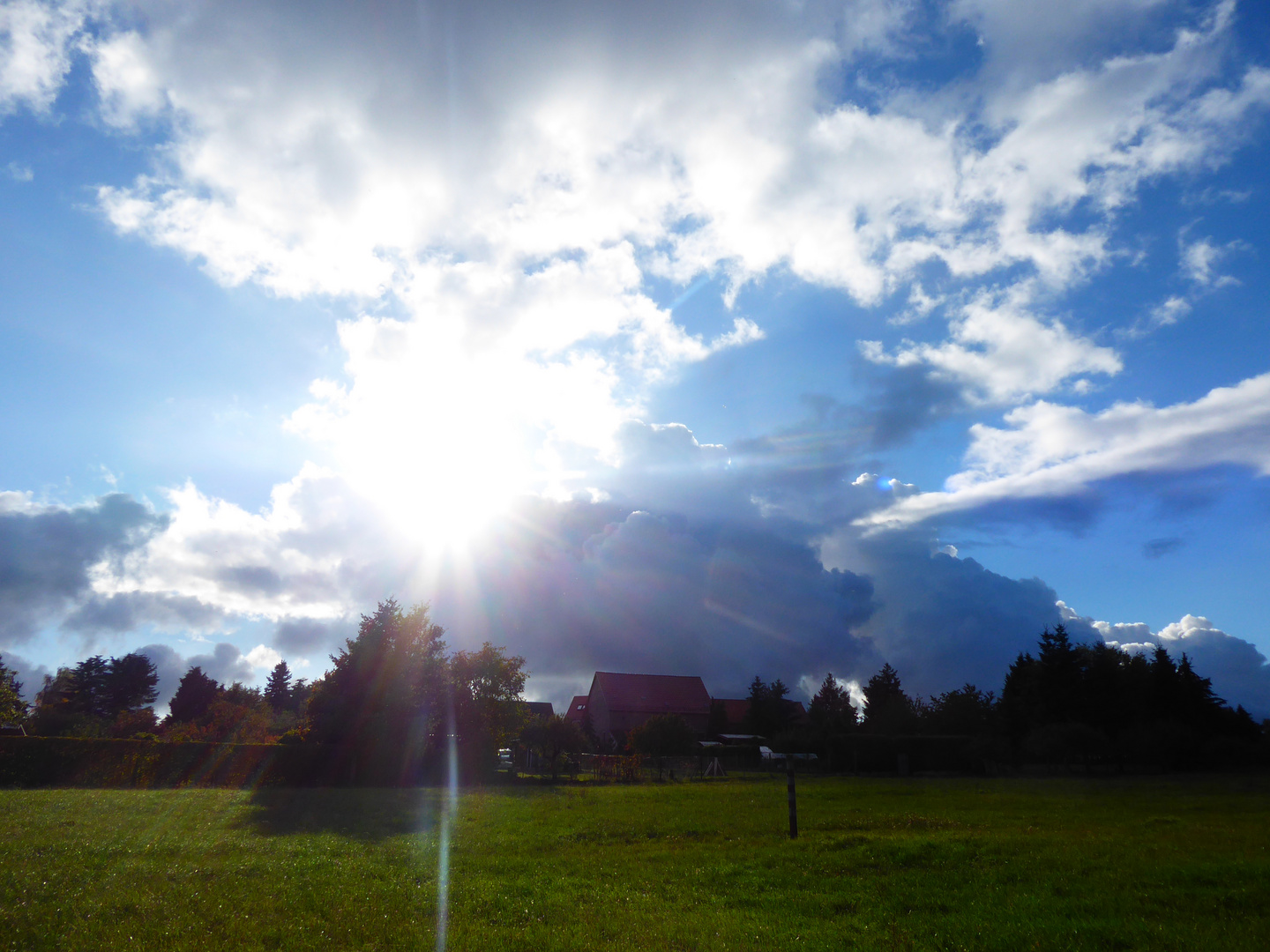 Die Sonne lugt durch die Wolken