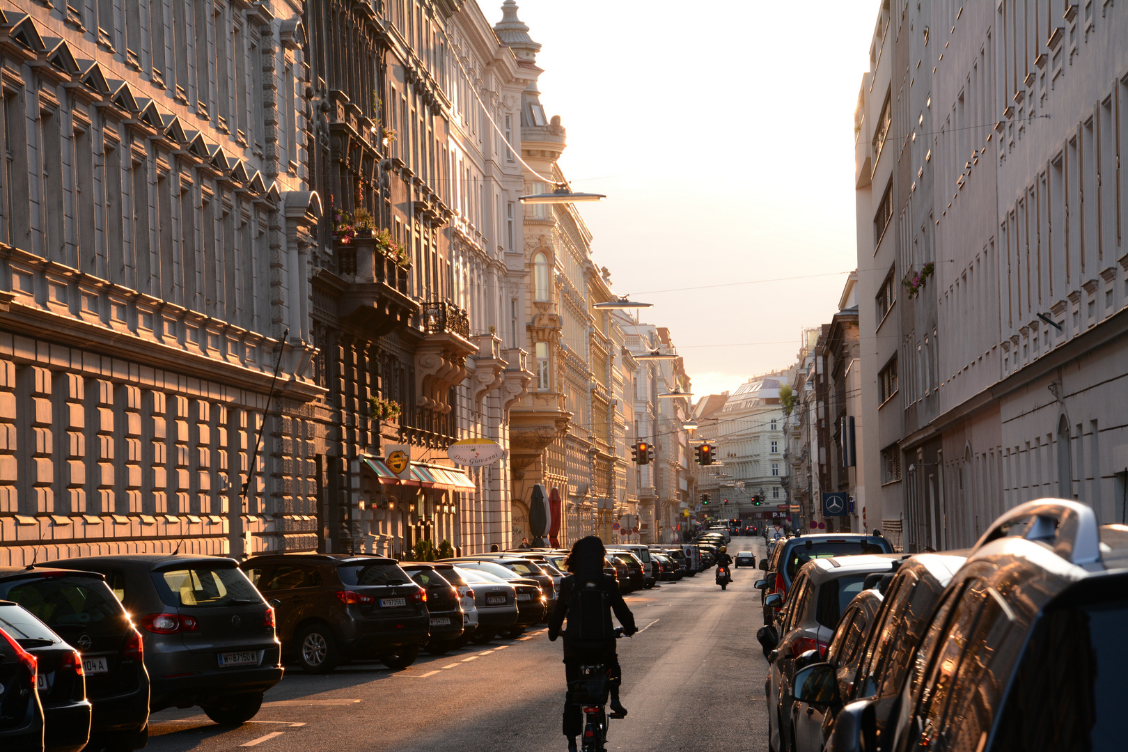 die Sonne macht die Straße Gold