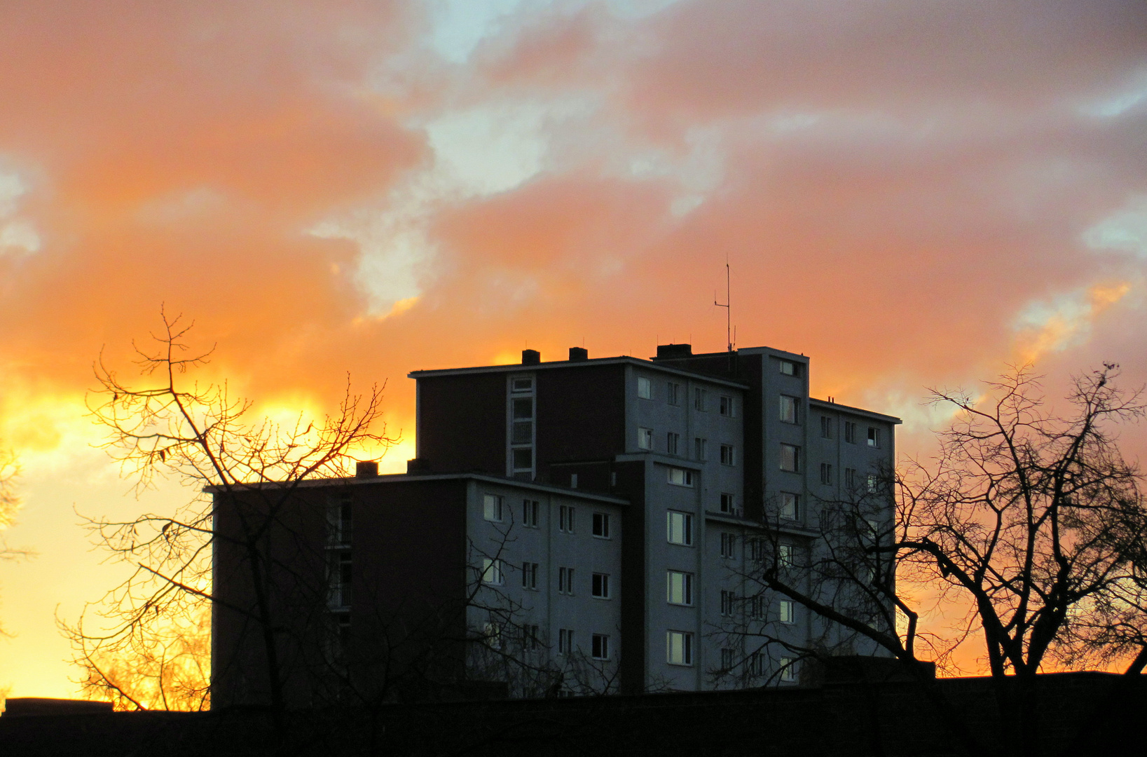 die Sonne malt den Himmel an