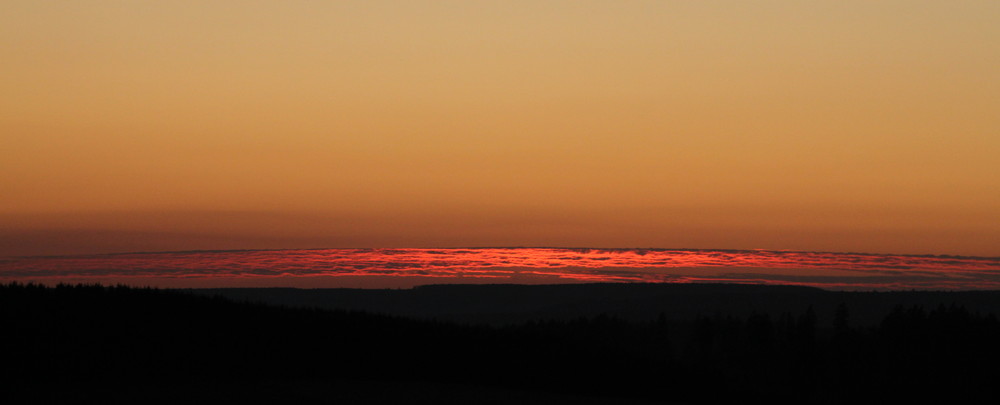 Die Sonne mit schönen Wolken