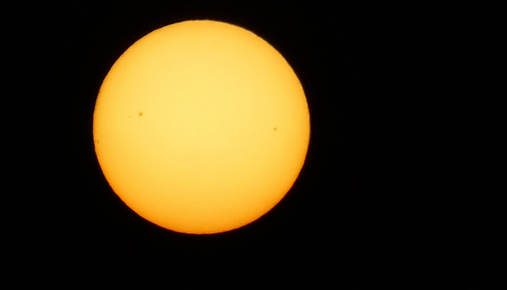 Die Sonne mit sichtbaren Sonnenflecken