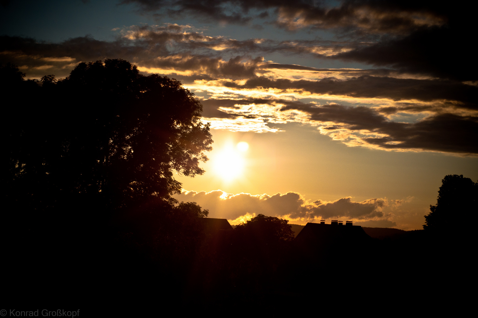 Die Sonne, noch halb oben.