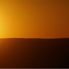 Die Sonne rollt auf einem Felsen im Grand Canyon