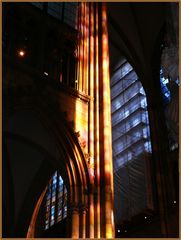 Die Sonne scheint durch das "Richterfenster" in den Kölner Dom II