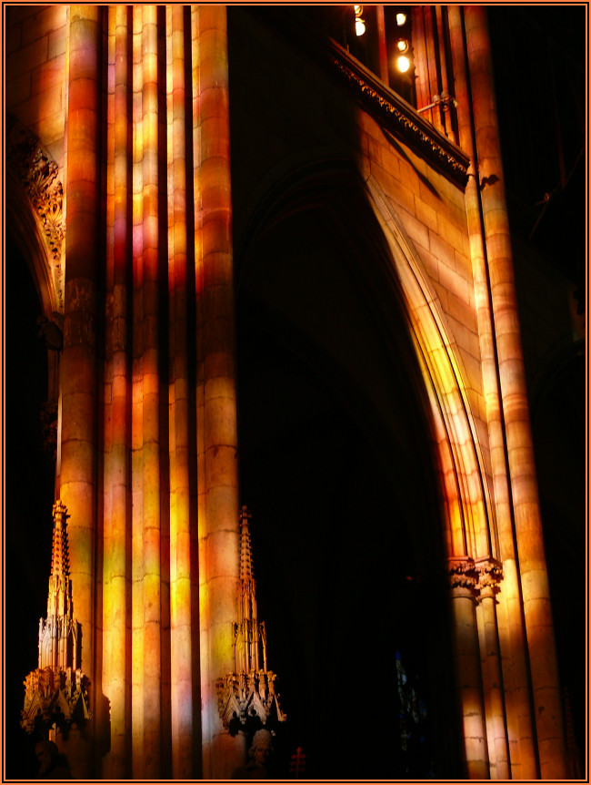 Die Sonne scheint durch das "Richterfenster" in den Kölner Dom IV