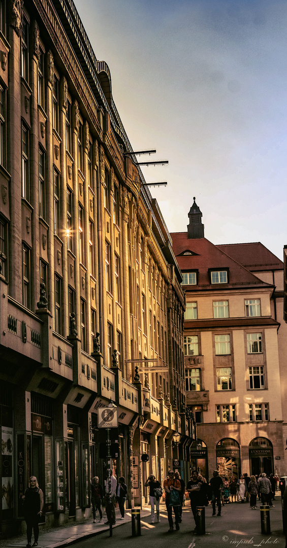 Die Sonne scheint durch Leipzigs Straßen