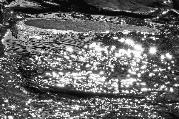 Die Sonne scheint im Bergbach ...