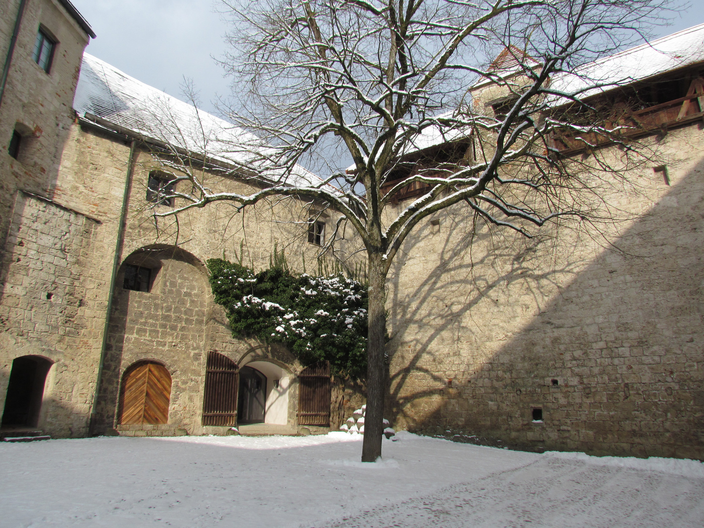 Die Sonne scheint in den Burghof der Burg zu Burghausen