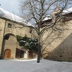 Die Sonne scheint in den Burghof der Burg zu Burghausen