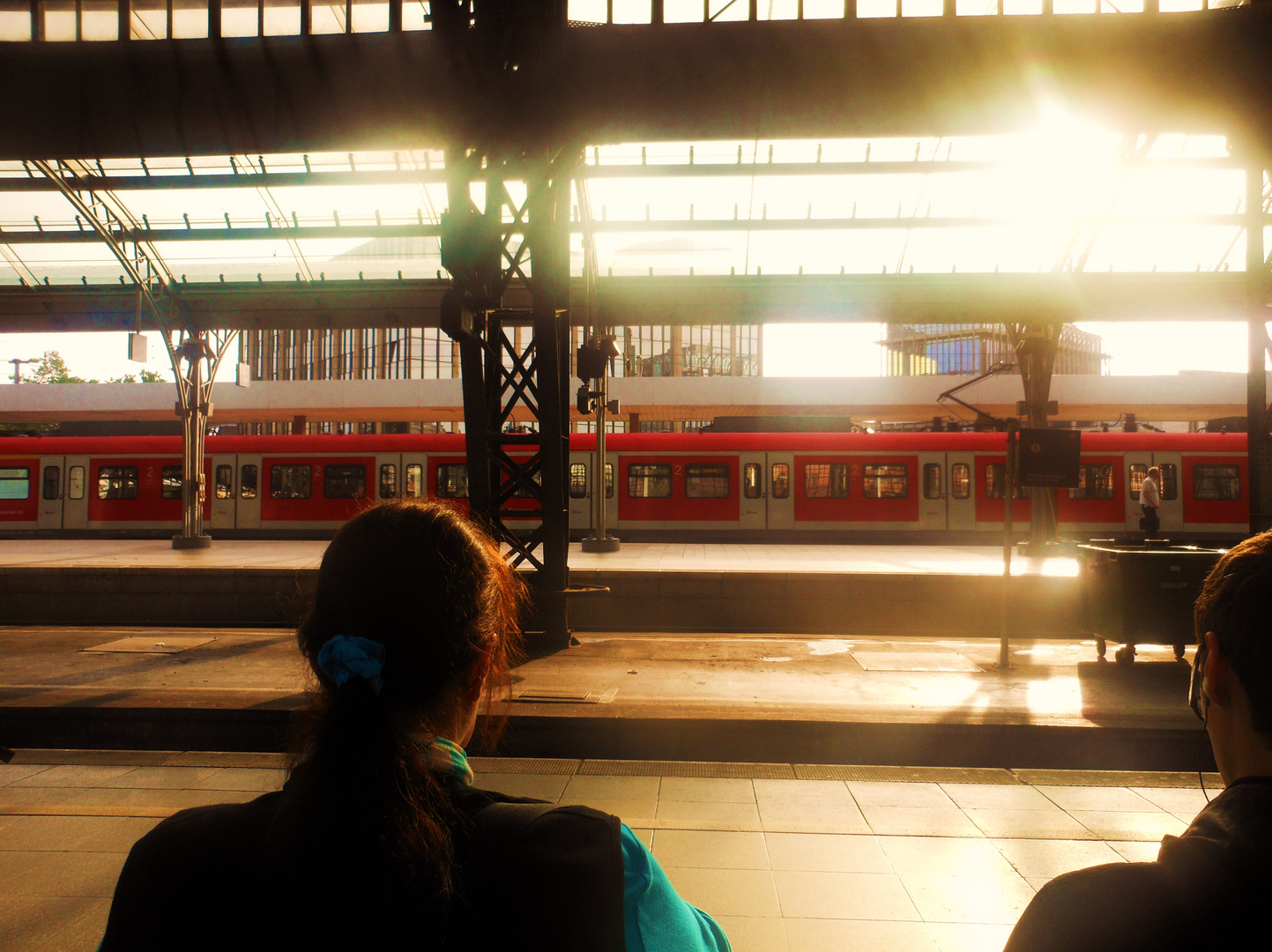 die Sonne scheint und das Warten  auf den Zug