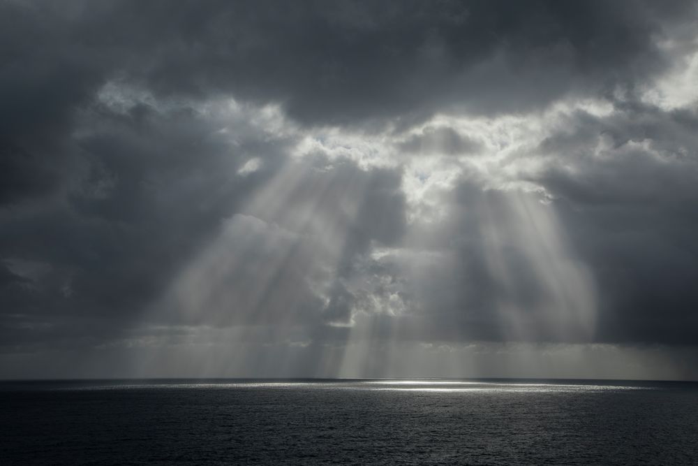 Die Sonne schickt Ihre Strahlen auf das Meer