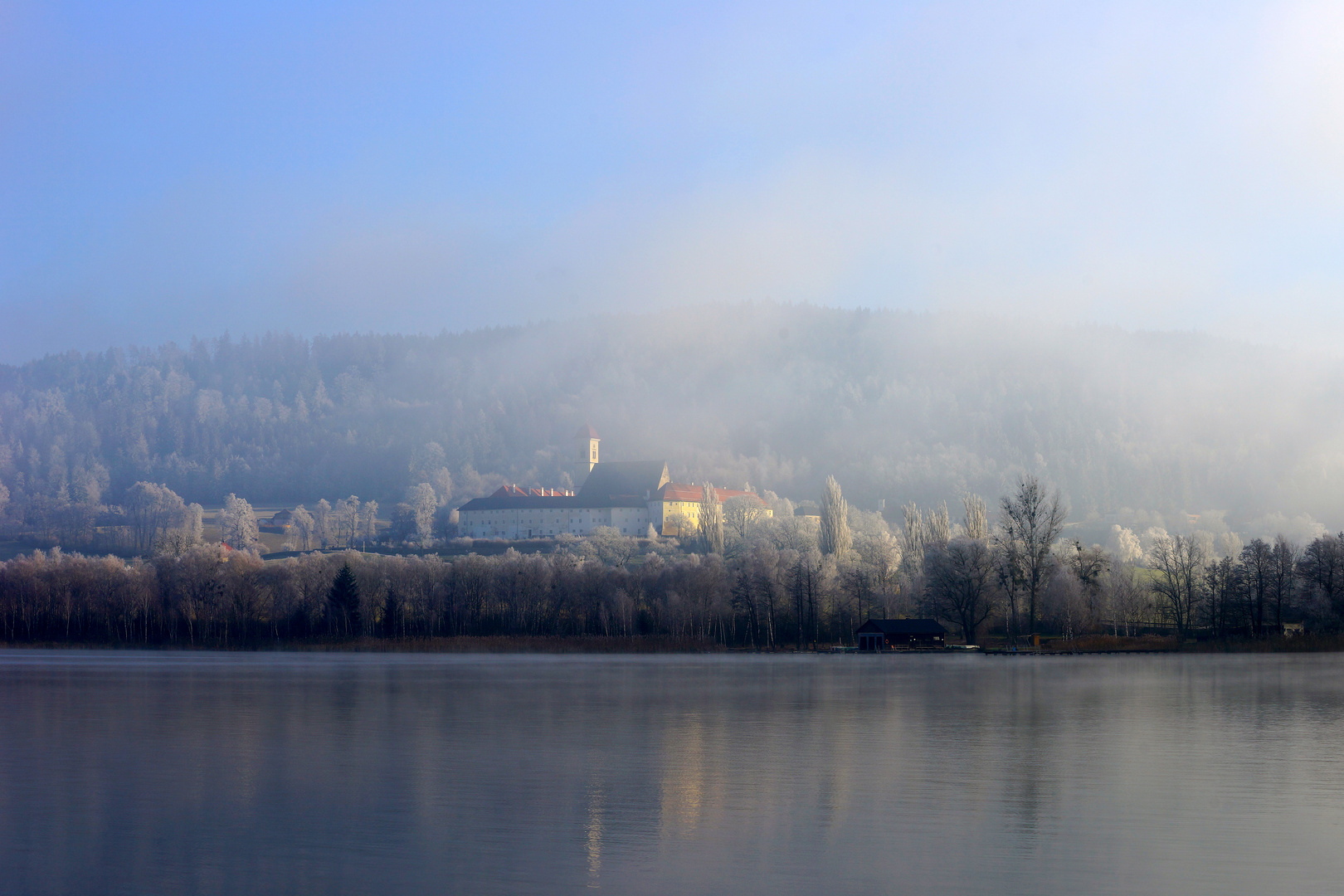 Die Sonne setzt sich durch am Längsee.