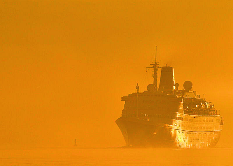 Die Sonne setzt sich durch auf der Elbe