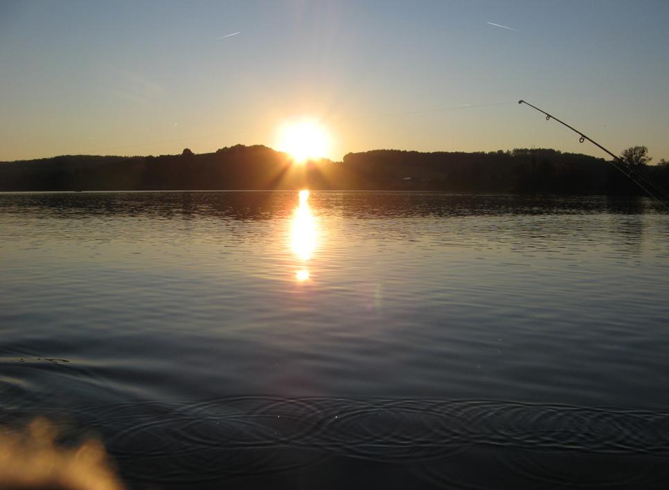 die Sonne, sie stand schon sehr tief beim Angeln auf dem Waginger See