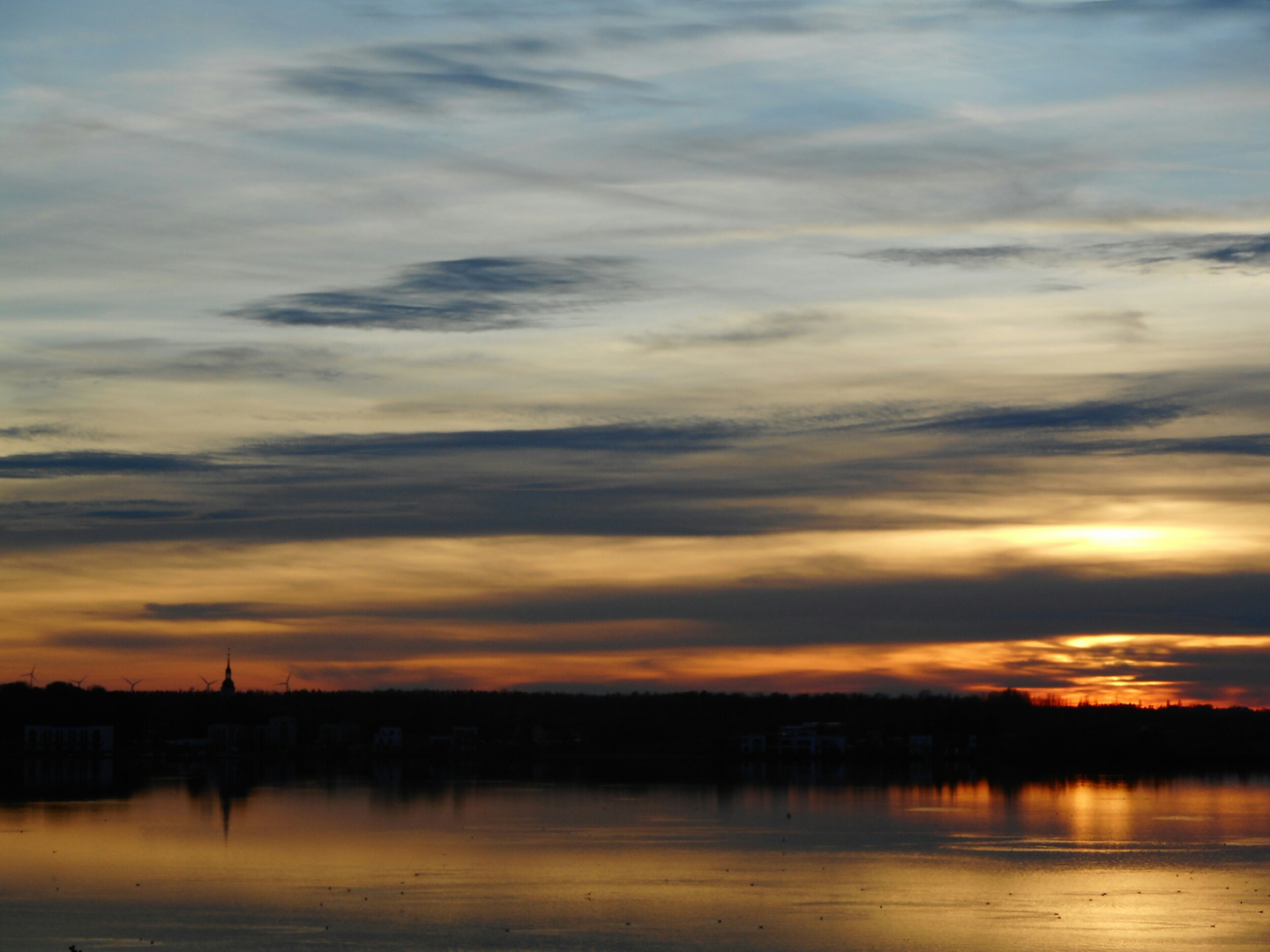 Die Sonne sinkt in den Hainer See