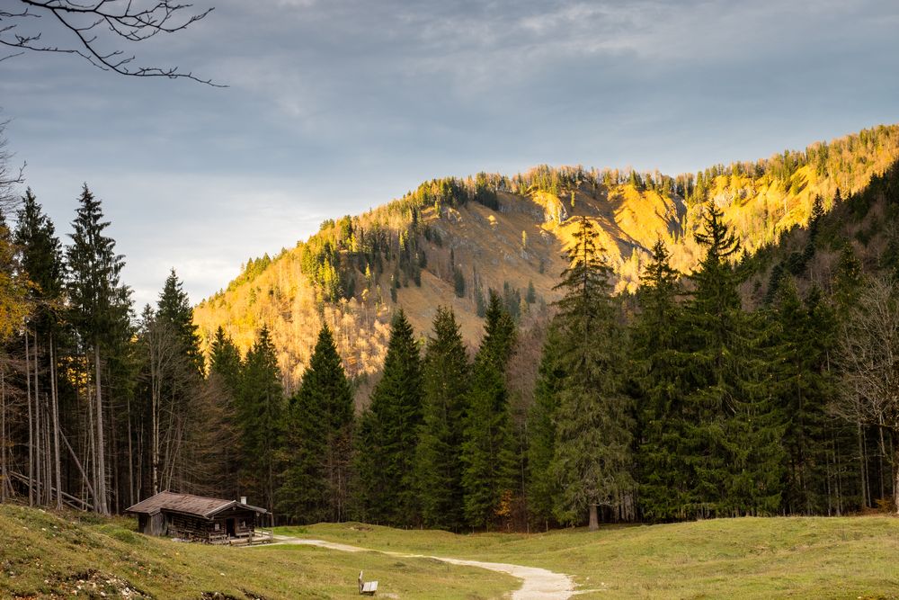 die Sonne steht schon tief und sendet ihr letztes Licht...