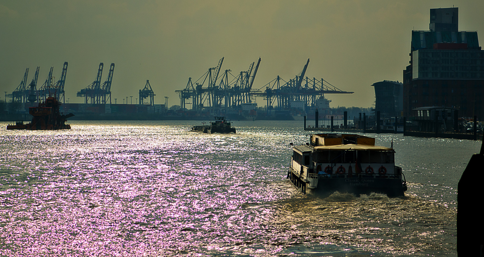 Die Sonne steht tief im Hafen...