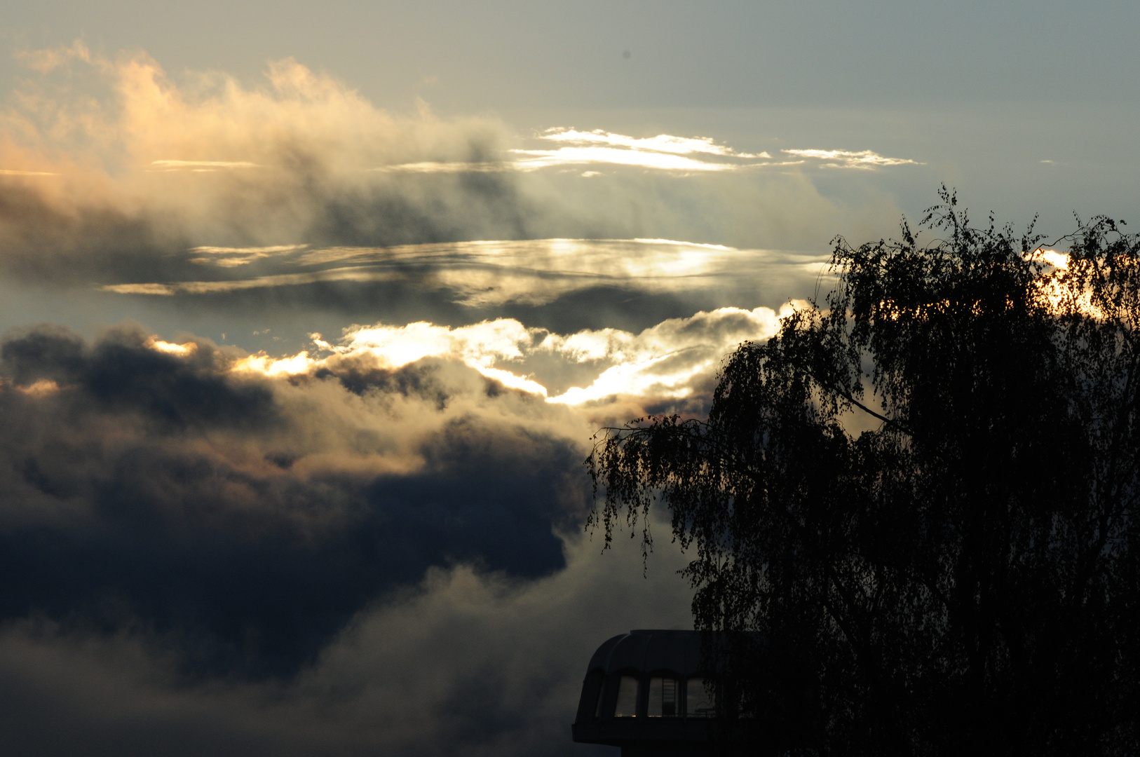 Die Sonne steigt aus dem Nebel