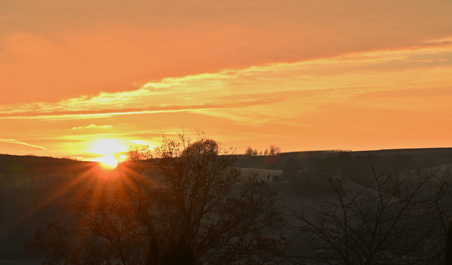 Die Sonne steigt über den Horizont