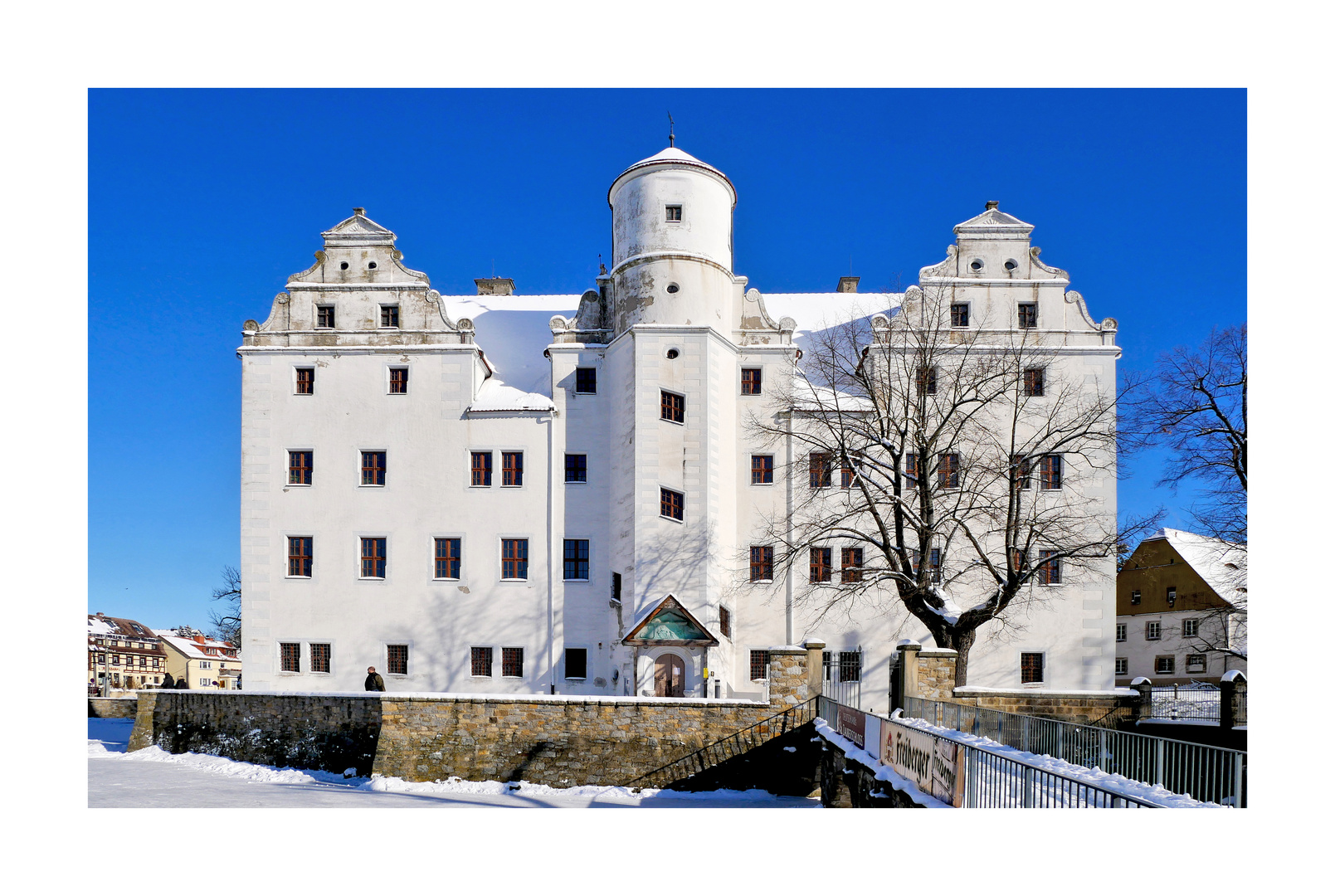 Die Sonne strahlt, der Himmel blau - weiß ist der Schnee, weiß Adels Bau.