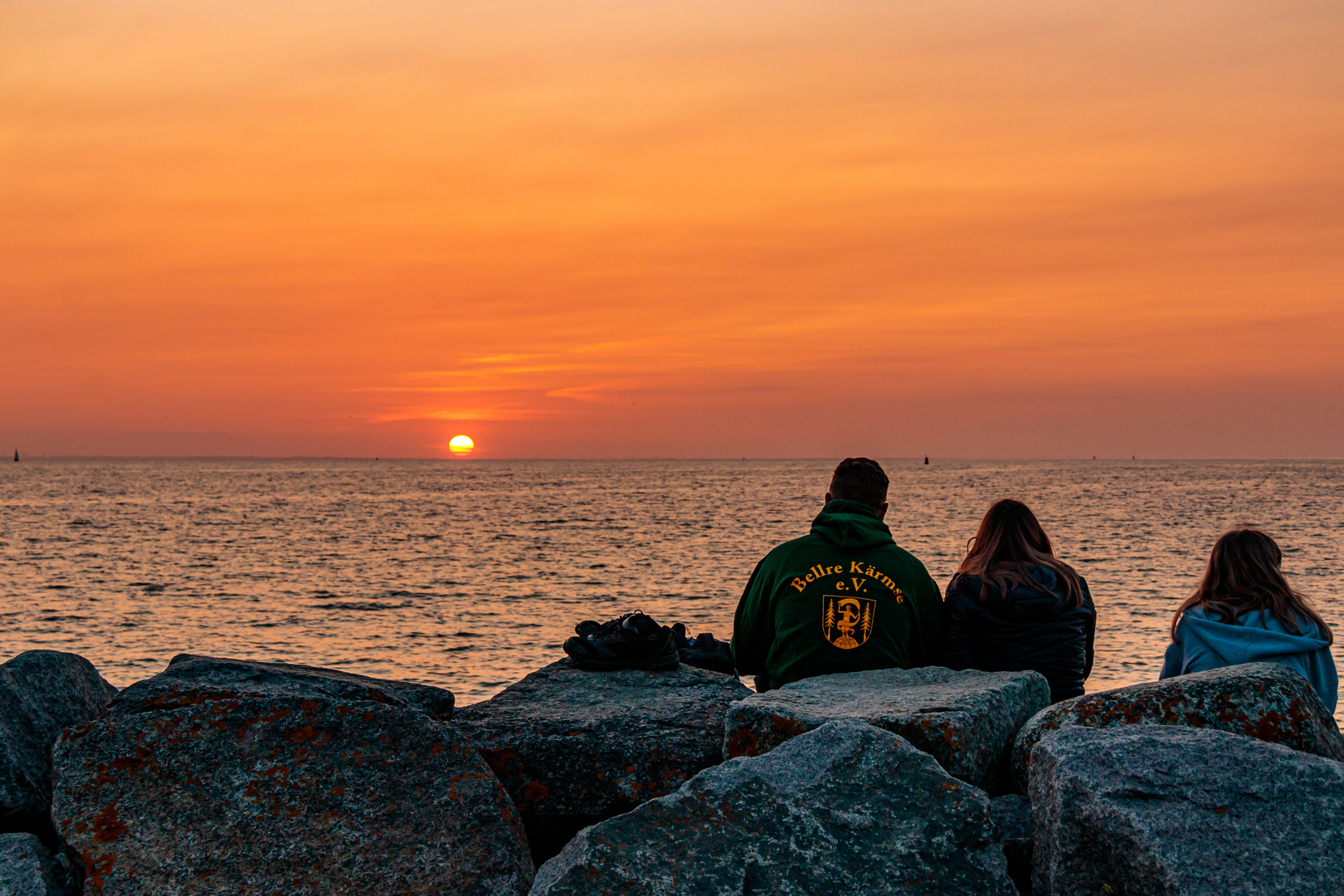 Die Sonne taucht ab vor der Insel Poel