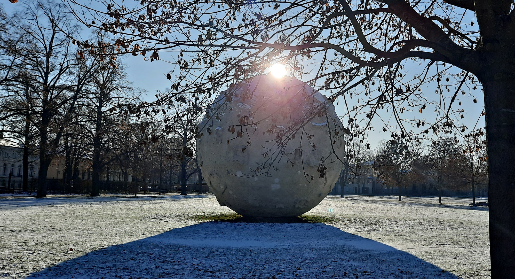 Die Sonne über dem Mond