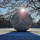 Die Sonne über dem Mond