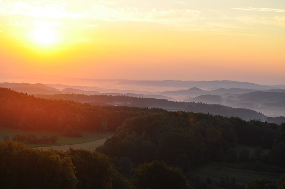 Die Sonne über der Burg Hohenstein