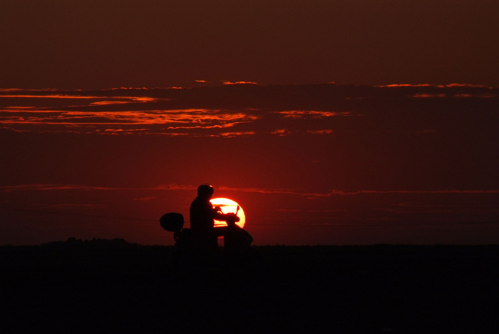 die sonne und der rollerfahrer by ck-photo 