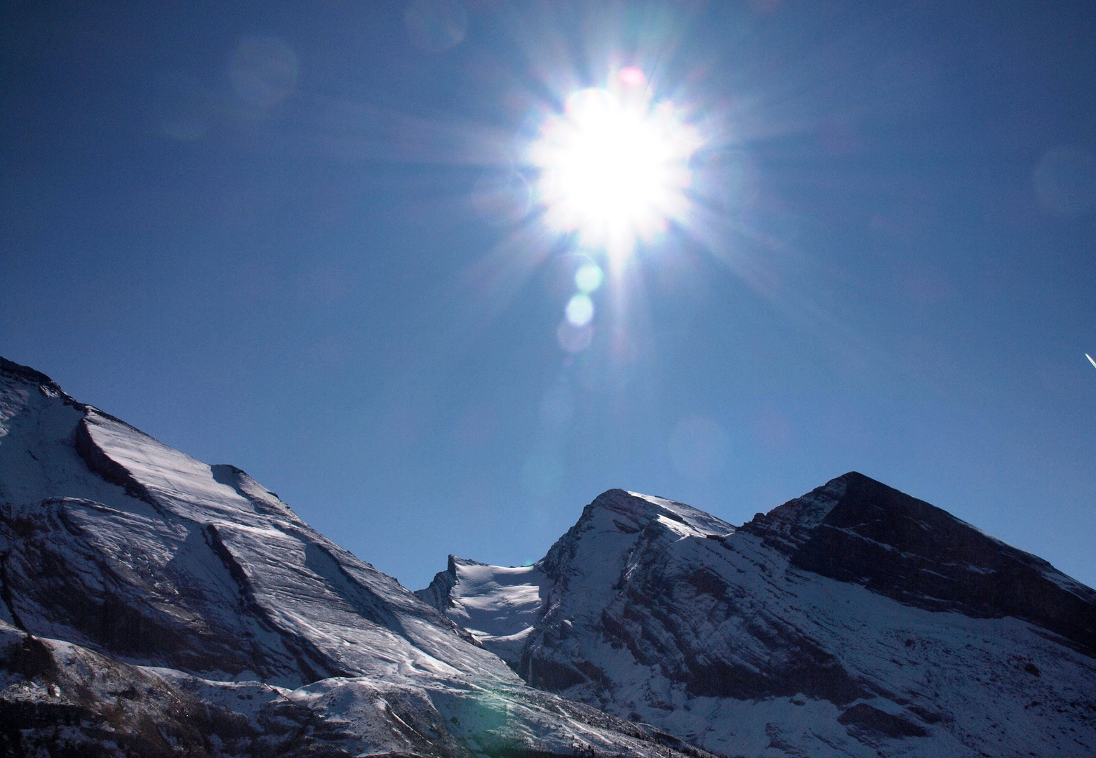 Die Sonne und die Berggipfel