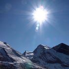 Die Sonne und die Berggipfel