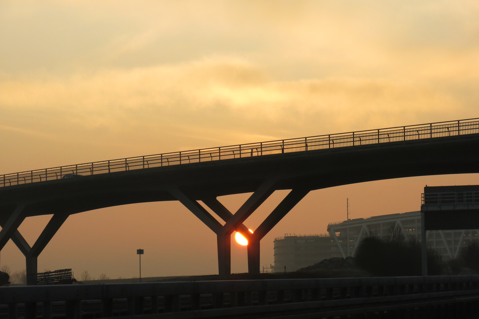 Die Sonne und die Brücke