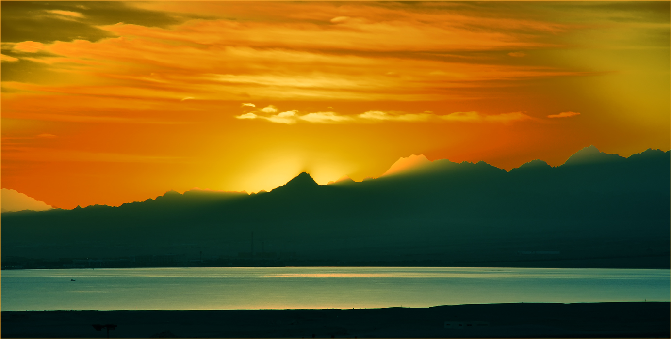 DIE SONNE VERABSCHIEDET SICH AM ROTEN MEER