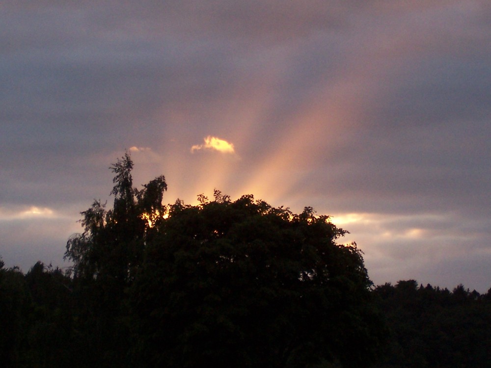 Die Sonne verabschiedet sich mit einem letzten Strahl