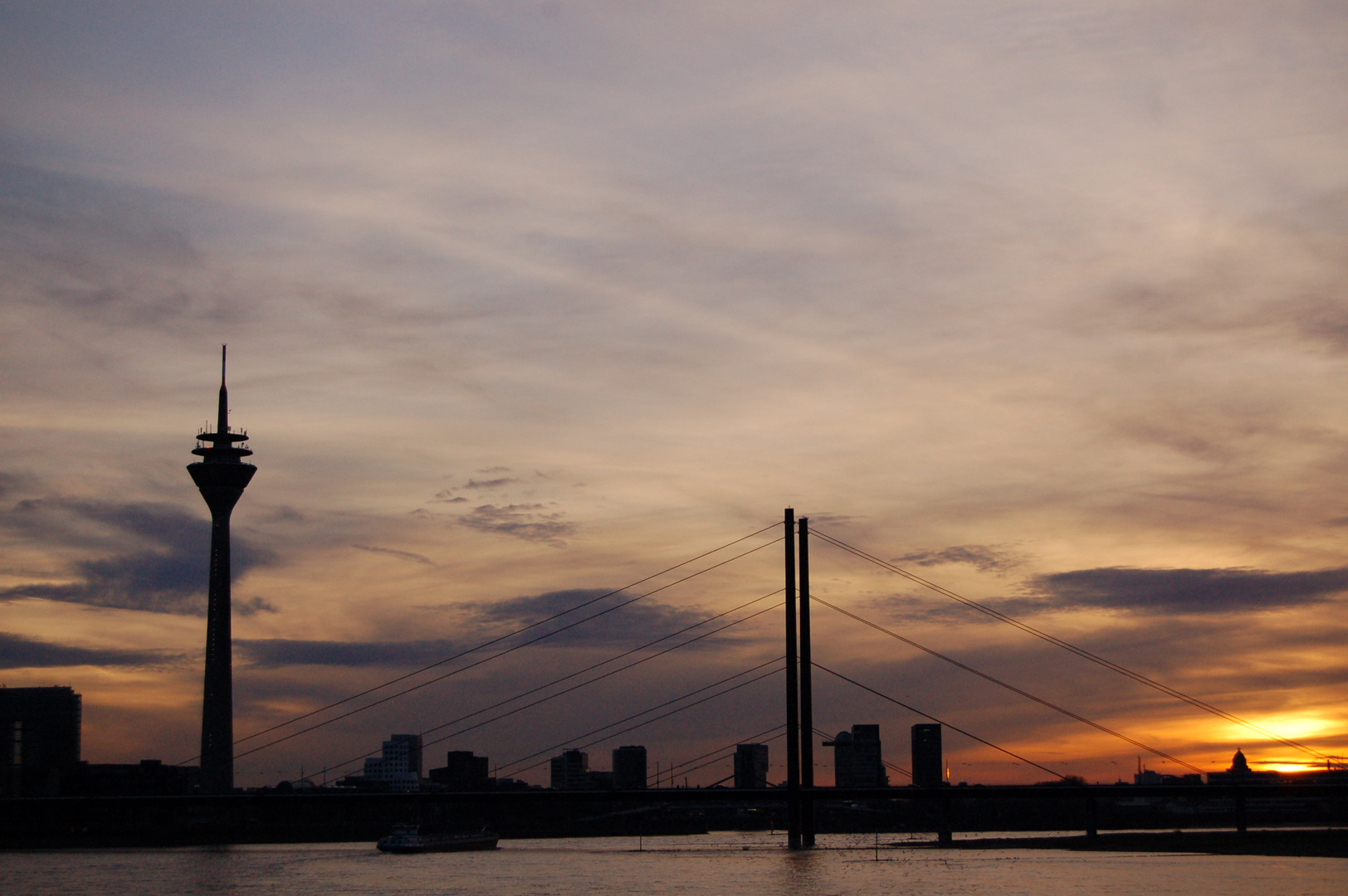 Die Sonne verabschiedet sich von der Stadt