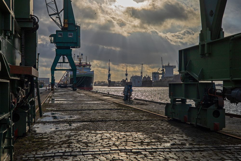 Die Sonne verdrängt langsam die Wolken, Bremerhaven-Fischereihafen