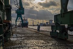 Die Sonne verdrängt langsam die Wolken, Bremerhaven-Fischereihafen