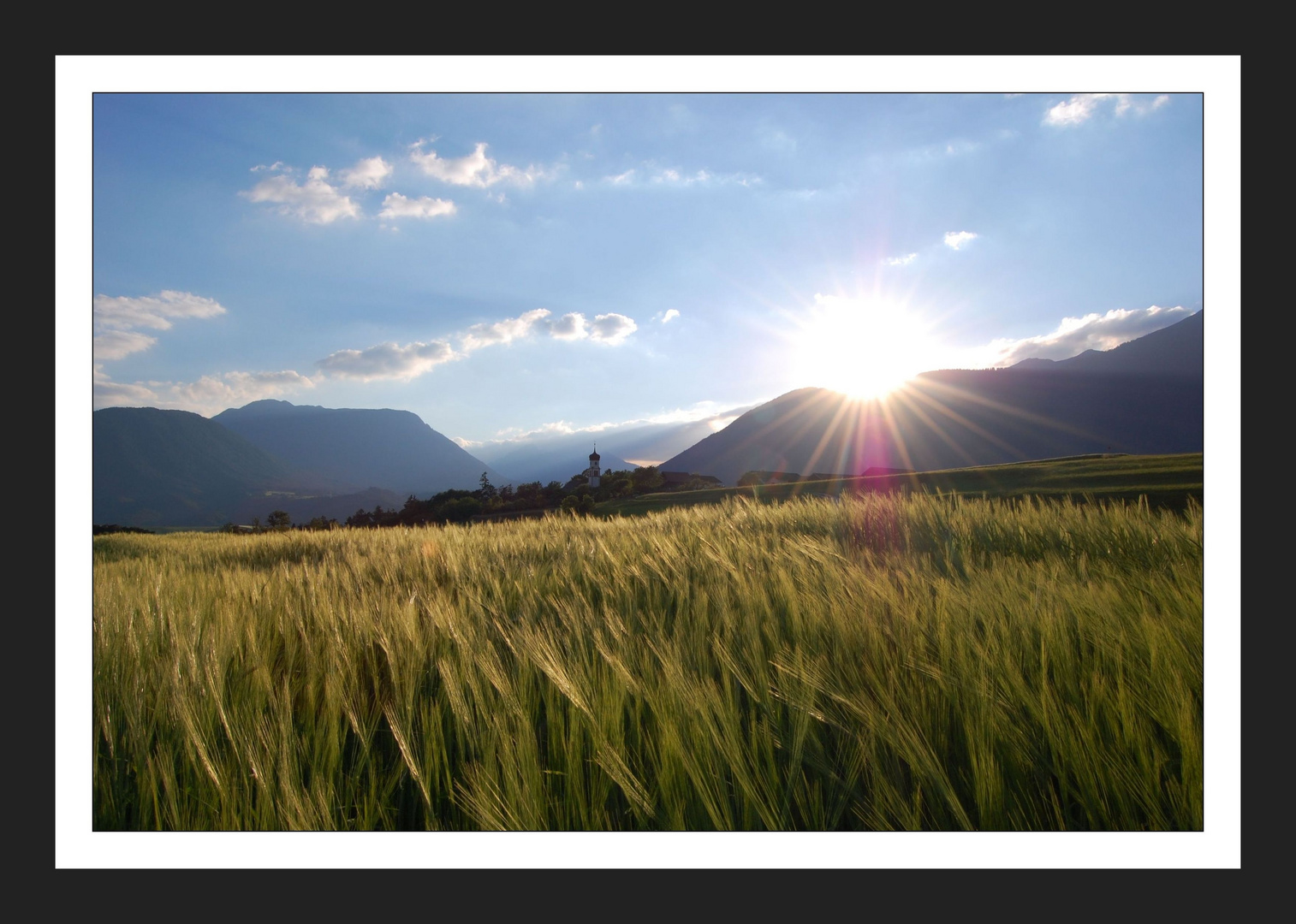 Die Sonne verschwindet hinter den Bergen .....